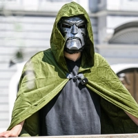Oberbürgermeister Jan Rothenbacher wirbt als Bösewicht „Doctor Doom“ dafür, dass der nächste Marvel-Film in Memmingen Premiere feiert. (Foto: Jason Tschepljakow/dpa)