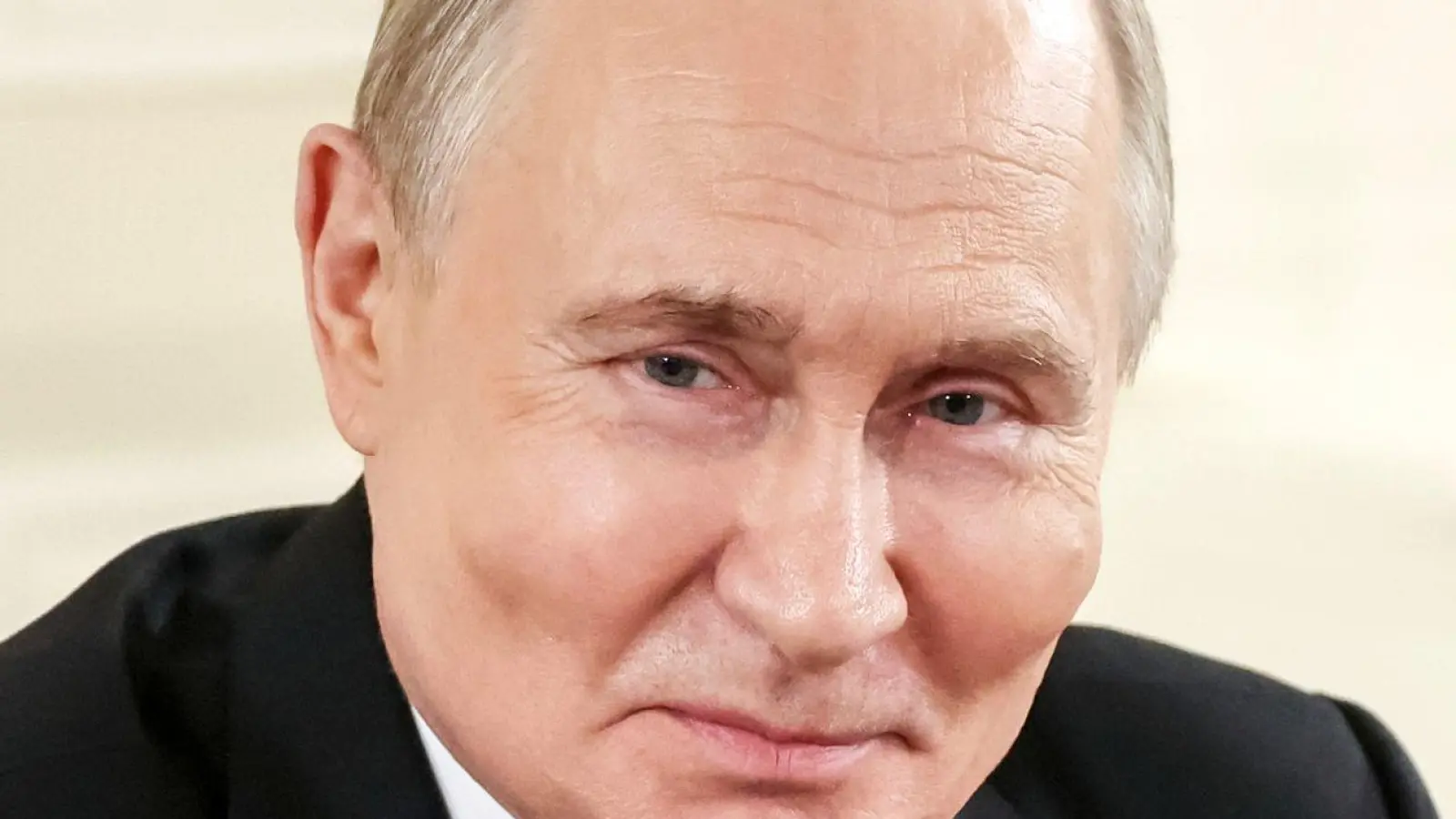 Dass er zweifacher Großvater ist, hatte Putin bereits früher erwähnt - ohne Namen oder Alter der Enkel zu nennen. (Foto: Vyacheslav Prokofyev/Pool Sputnik Kremlin/AP/dpa)