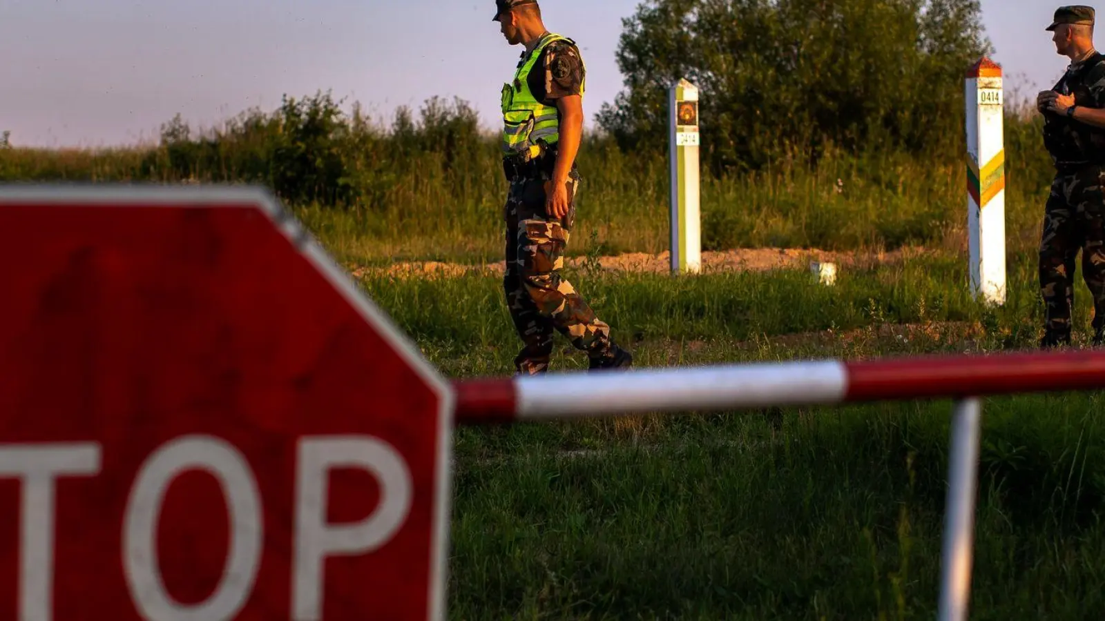 Die Grenze zwischen Litauen und Belarus ist fast 680 Kilometer lang. (Foto: Mindaugas Kulbis/AP/dpa)