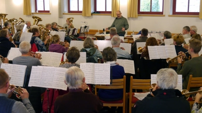 Hohen Zuspruch fand der Bläserworkshop des Posaunenchors Neustadt. 78 Personen erarbeiteten unter der Leitung von Heiko Kremers neue Stücke. (Foto: Rüdiger Pfeiffer)