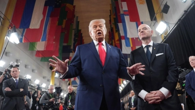 Donald Trump (l) und Gianni Infantino präsentieren sich auf dem roten Teppich.  (Foto: Evan Vucci/AP/dpa)