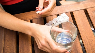 Wer dauerhaft rezeptpflichtige Arzneimittel einnimmt, sollte in der Apotheke nachfragen, ob bei Hitze die Dosis angepasst werden muss. (Foto: Christin Klose/dpa-tmn)