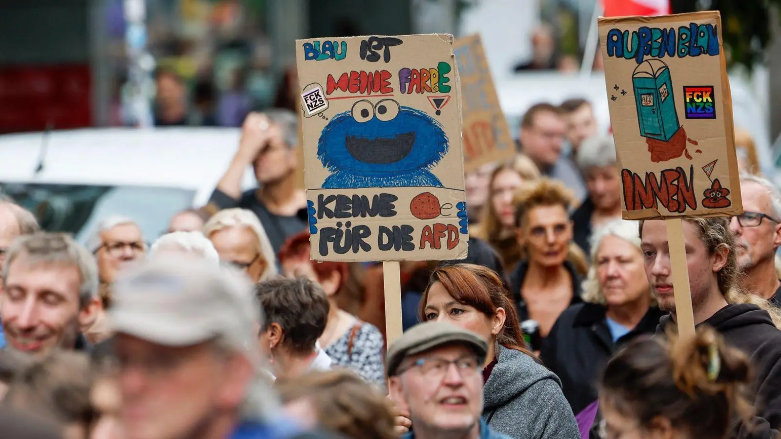 Auch das blaue Krümelmonster aus der „Sesamstraße“ ist im Protestzug zu sehen. (Foto: Thomas Banneyer/dpa)