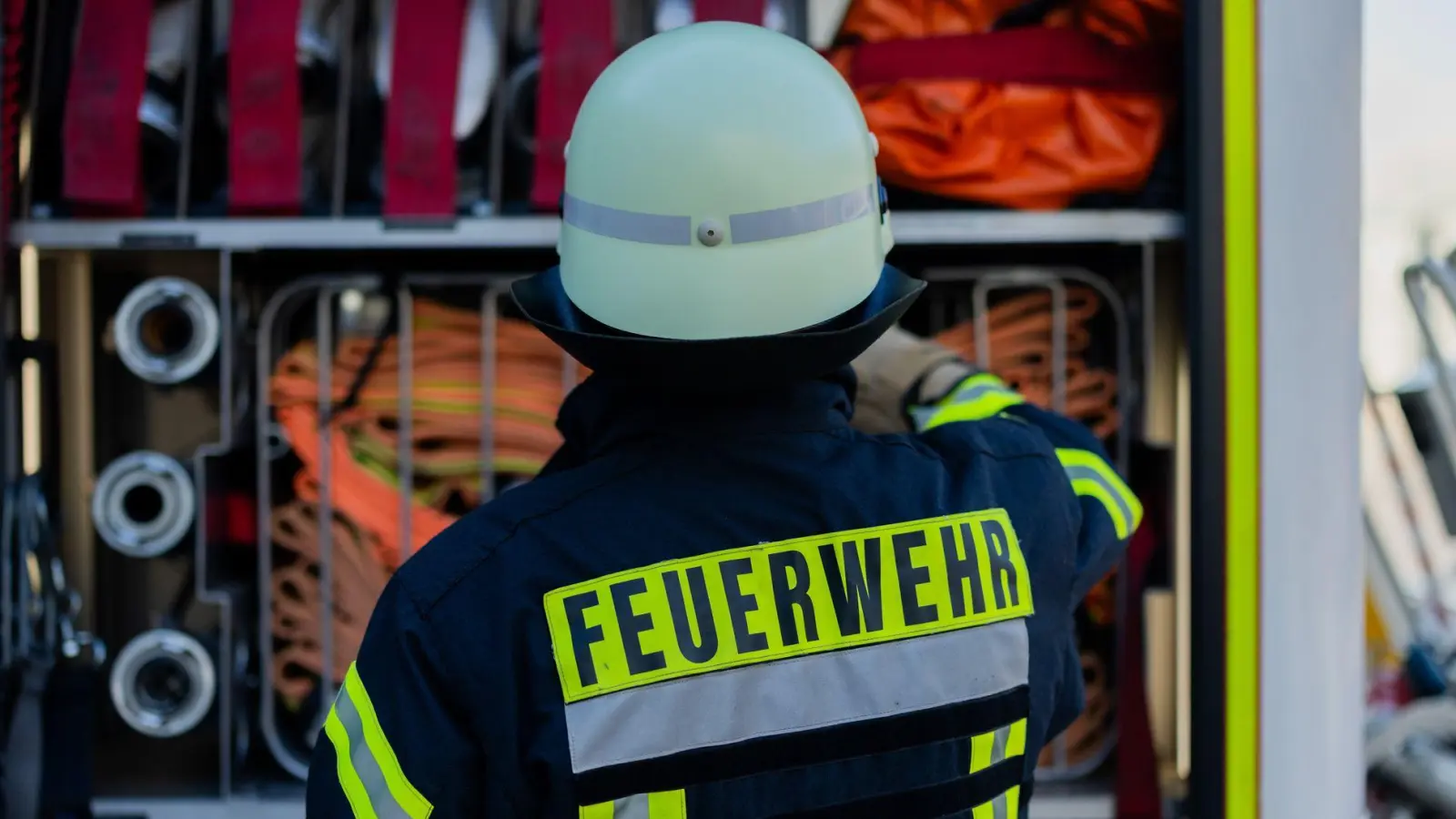 Auf dem Firmengelände brannten ein Bus und mehrere Autos, die in der Nähe geparkt waren. (Symbolbild) (Foto: Rolf Vennenbernd/dpa)