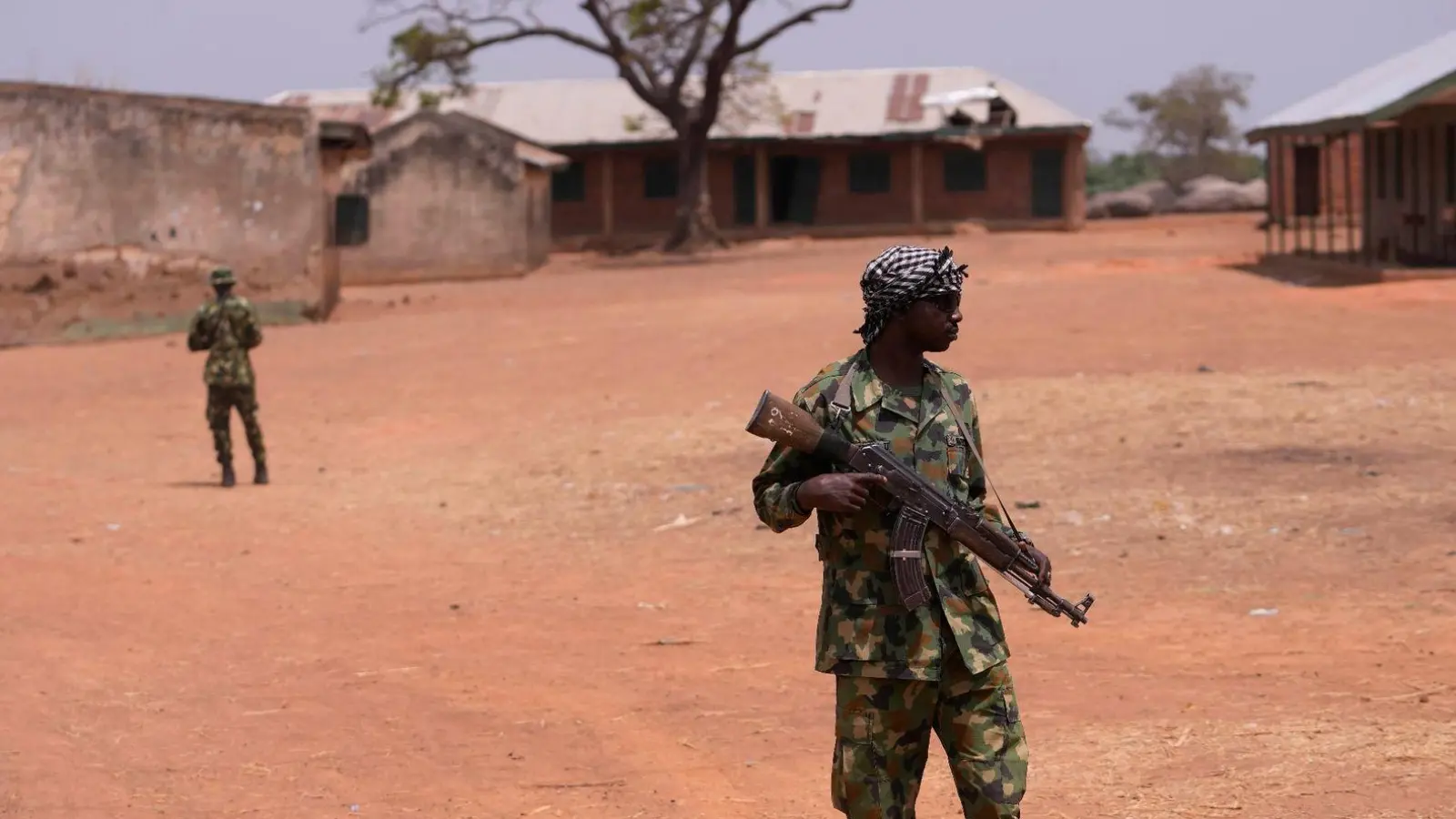 Nigerianische Soldaten patrouillieren an der LEA Primary and Secondary School Kuriga, wo die Schüler entführt wurden. (Foto: Sunday Alamba/AP/dpa)