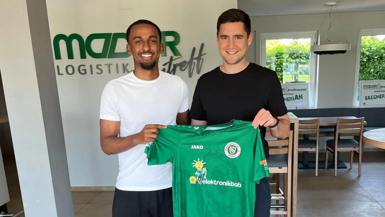 Mit Noah Zerihun Gebre (links) präsentiert Christoph Hasselmeier den nächsten Neuzugang der SpVgg Ansbach. (Foto: Christian Albrecht)
