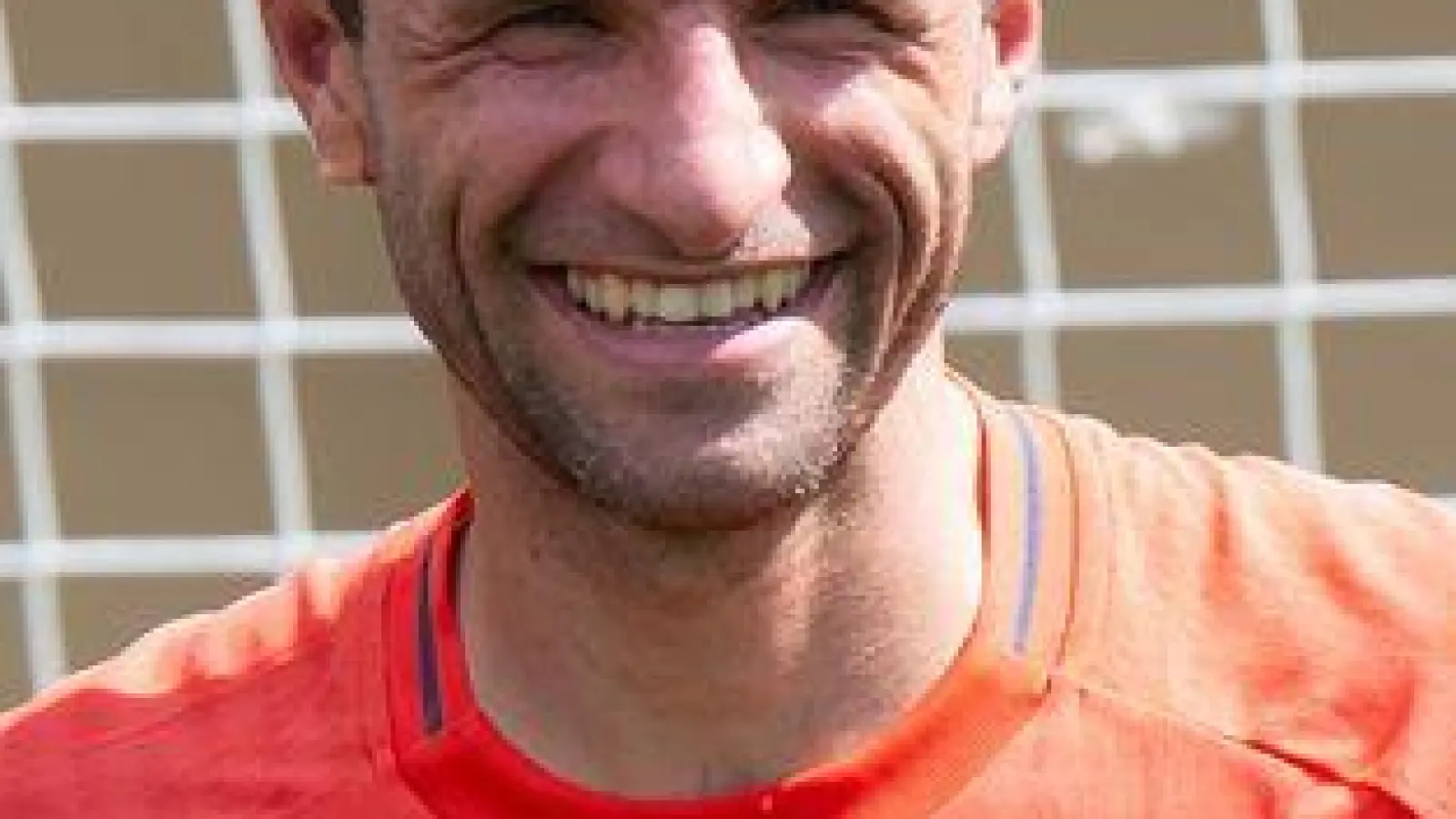 Thomas Müller mit Goofy und Micky Maus. (Foto: Sven Hoppe/dpa)