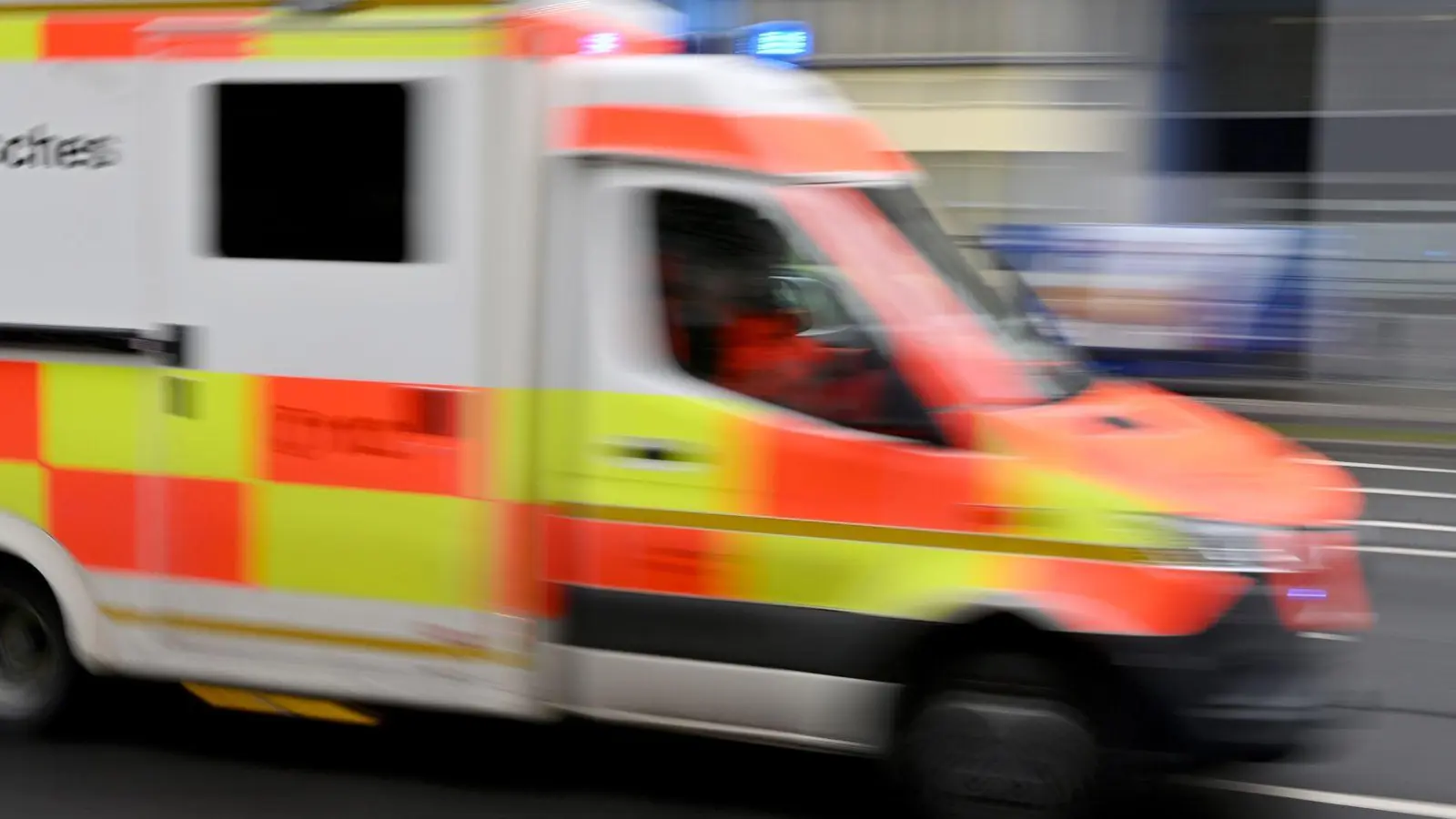 Die Einsatzkräfte brachten die zwei Schwerverletzten in ein Krankenhaus. (Symbolbild) (Foto: Peter Kneffel/dpa)