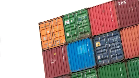 Gestapelte Container auf einem Gelände im Hafen von Hamburg. (Foto: Daniel Bockwoldt/dpa)