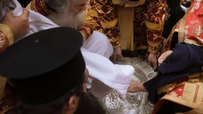 Der griechisch-orthodoxe Patriarch von Jerusalem Theophilos III. vollzieht die Zeremonie der Fußwaschung in der Grabeskirche. (Foto: Mahmoud Illean/AP)