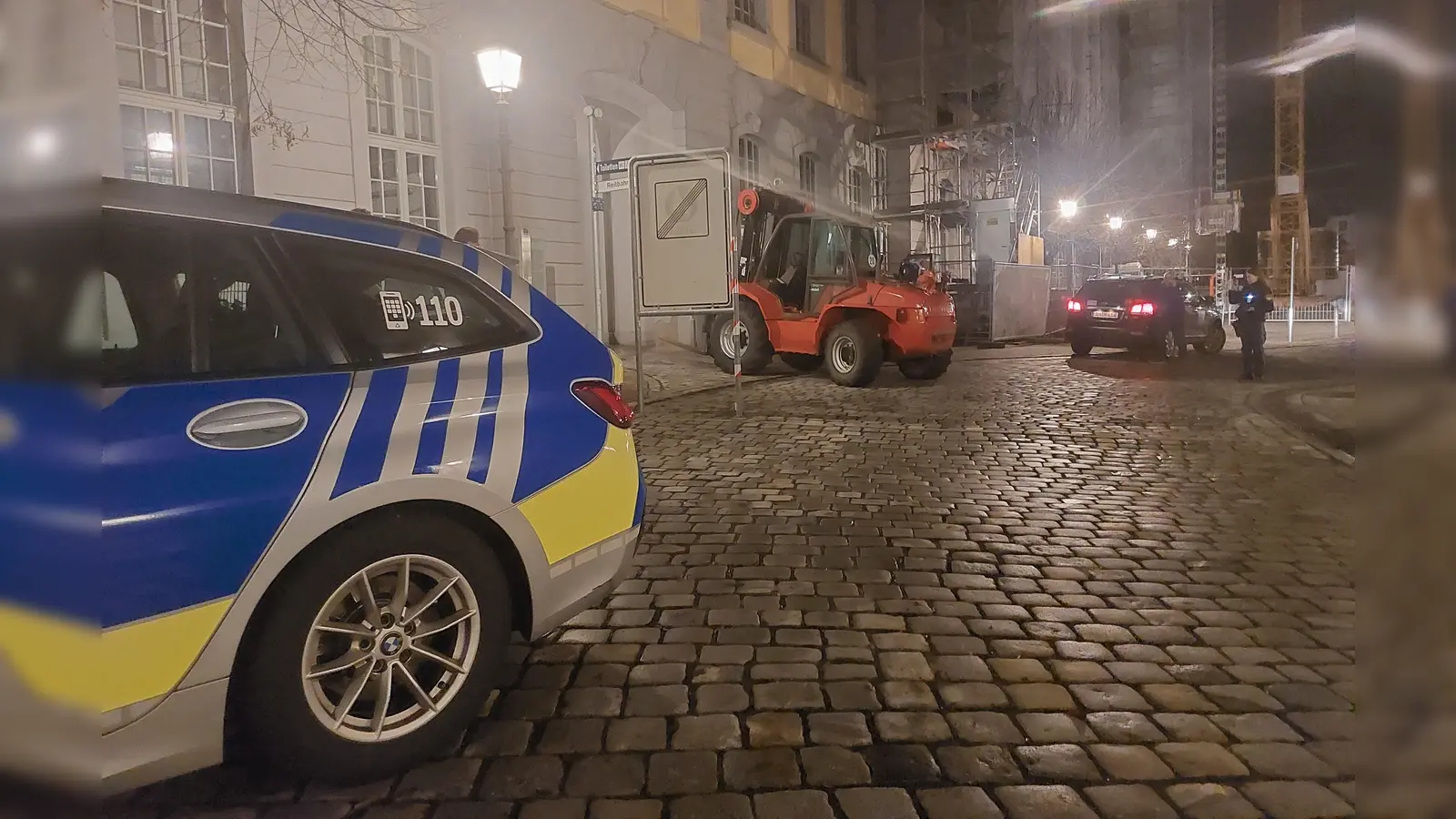 Mit einem Gabelstapler haben Unbekannte in der Nacht zu Heiligabend die Ausfahrt aus der Reitbahn blockiert. (Foto: Tizian Gerbing)