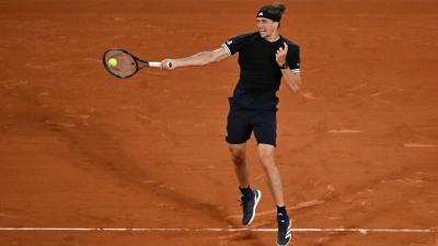 Alexander Zverev schlägt sich ins Achtelfinale der French Open durch. (Foto: Emma Da Silva/AP/dpa)