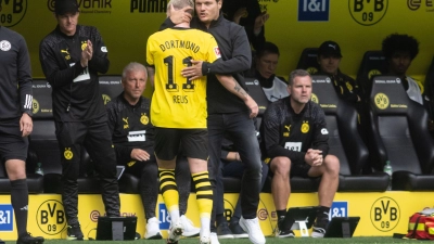 Zufrieden nach dem Sieg gegen Wolfsburg: Dortmunds Marco Reus (vorne) bei seiner Auswechslung mit BVB-Coach Edin Terzic. (Foto: Bernd Thissen/dpa)