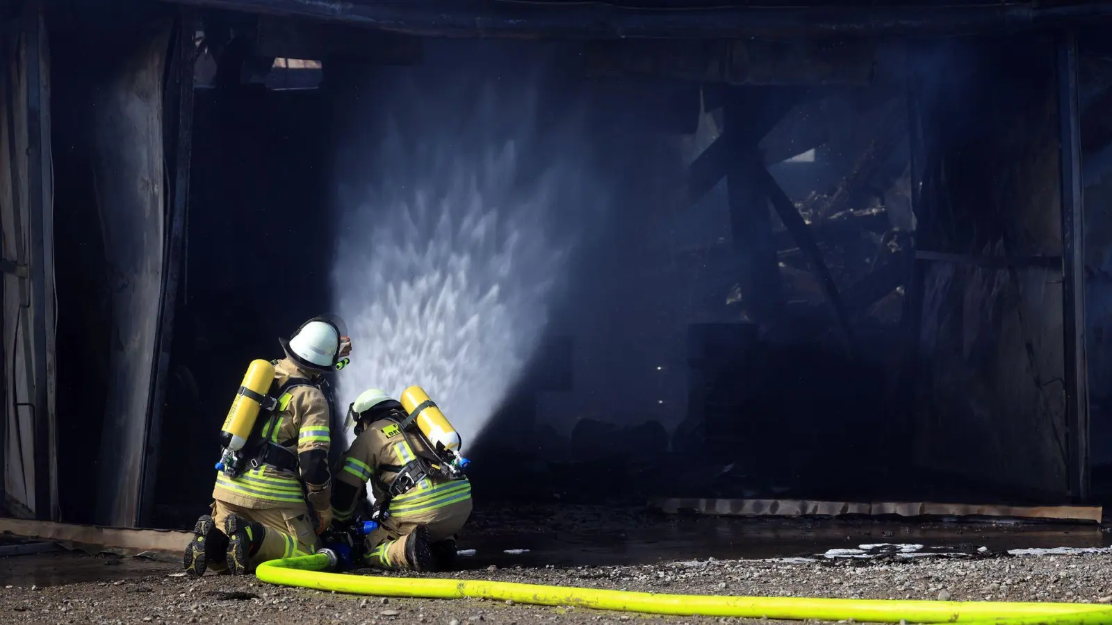 In Bidingen im Allgäu wurde eine Maschinenhalle völlig zerstört. (Foto: Karl-Josef Hildenbrand/dpa)