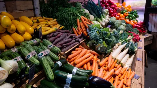 Viele Deutsche sparen sich wegen der hohen Inflation die Bio-Lebensmittel. Bioläden und Bio-Supermärkte verkauften in den ersten drei Monaten dieses Jahres deutlich weniger Ware als im Vorjahreszeitraum. (Foto: Sven Hoppe/dpa/Archiv)
