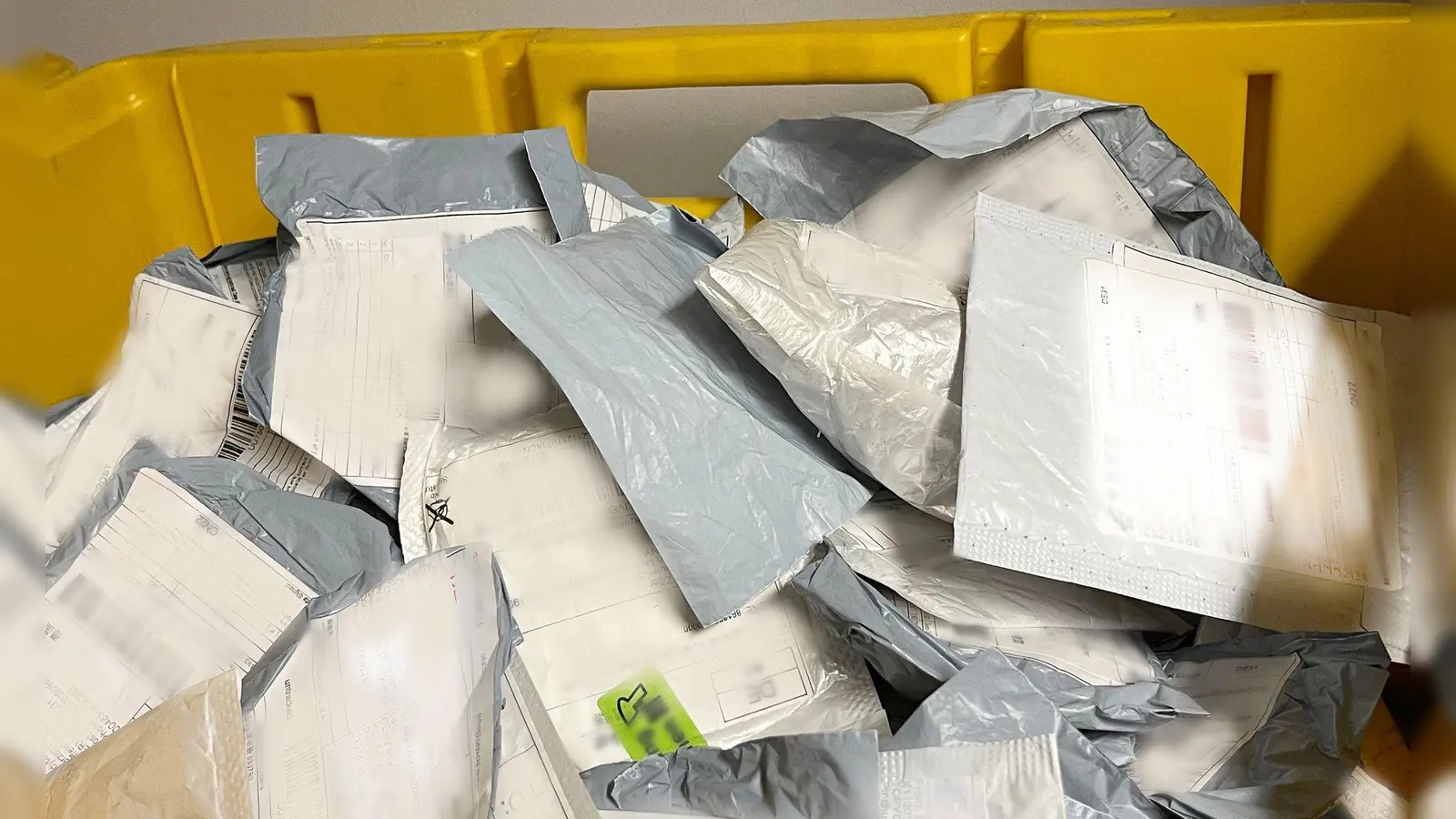 Beschlagnahmte Sendungen, in denen in vielen Fällen nicht bestelltes Saatgut verschickt wurde, (Foto: K. Kaminski/Julius Kühn-Institut (JKI)/dpa)