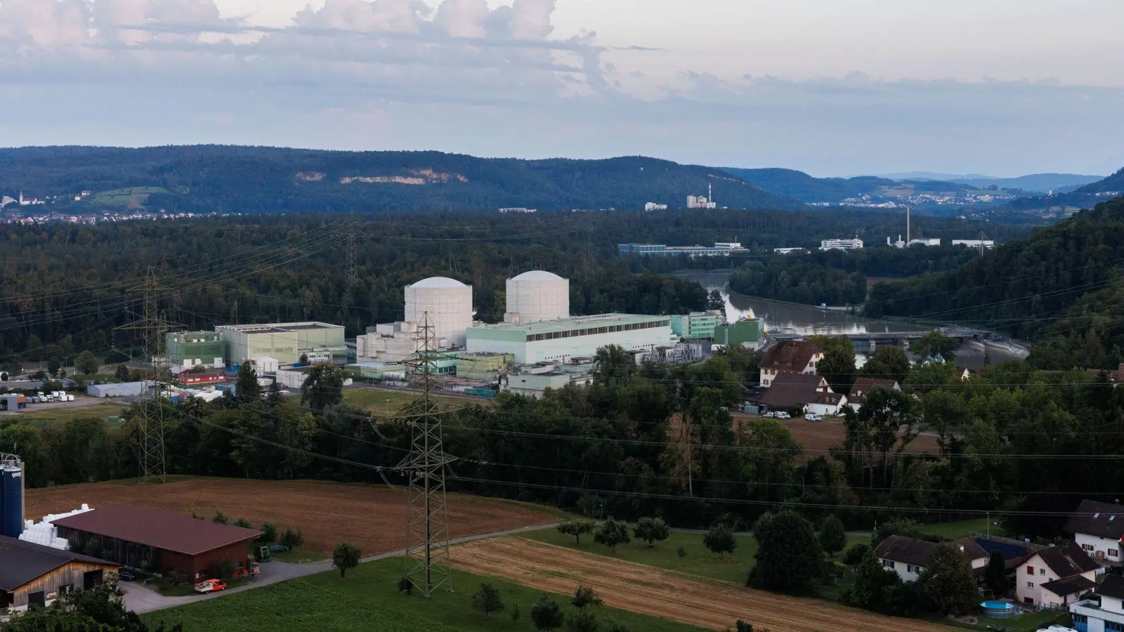 Kein Sicherheitsproblem, sondern Umweltauflagen: Deshalb wurden die Reaktoren im AKW Beznau heruntergefahren. (Foto: Philipp von Ditfurth/dpa)