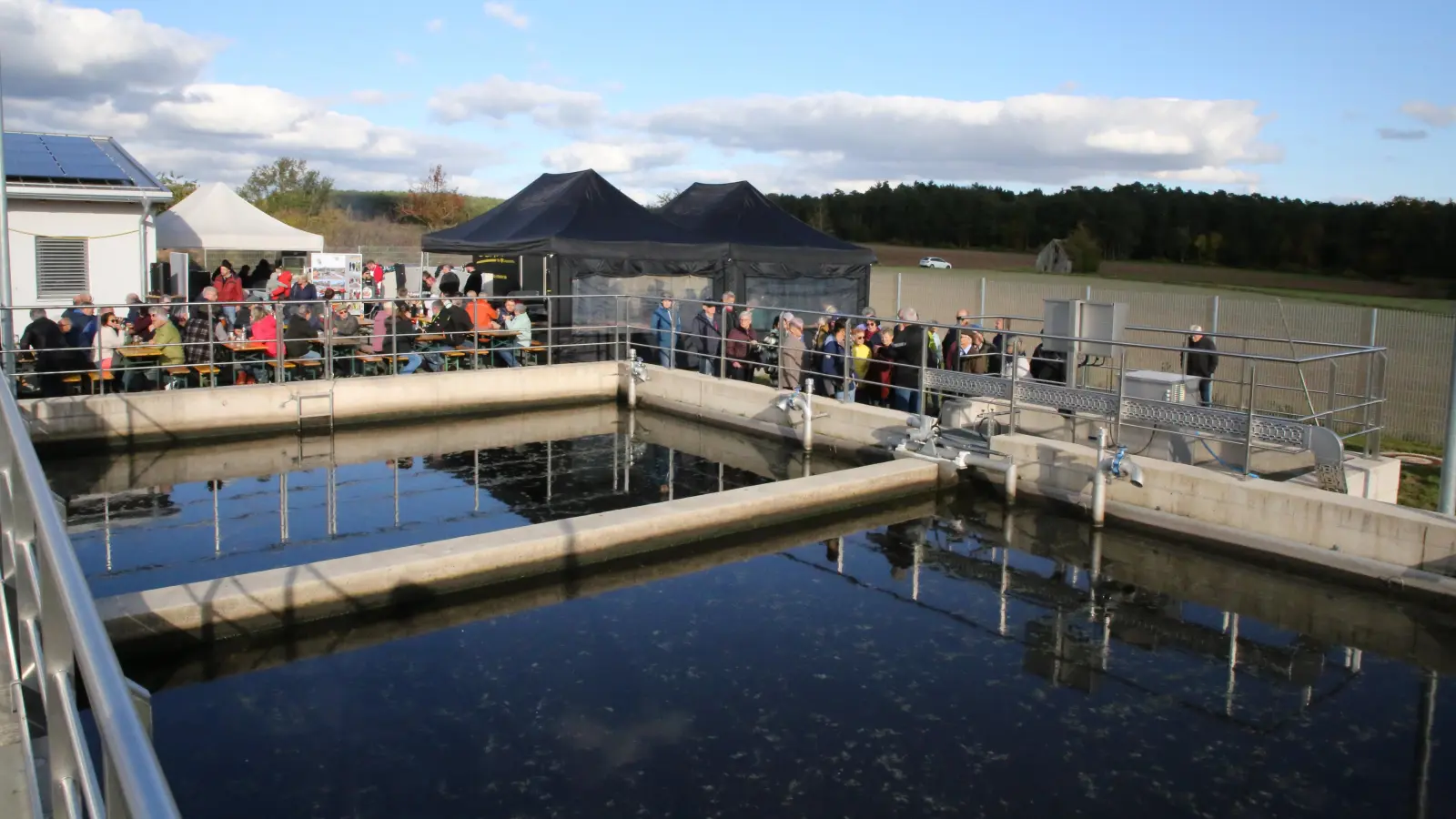 Auf reges Interesse stieß die neue Kläranlage in Flachslanden beim Tag der offenen Tür. (Foto: Alexander Biernoth)