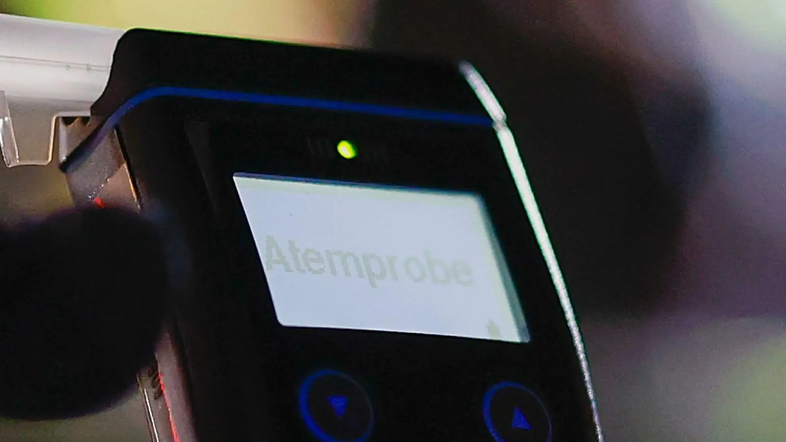 Der Mann soll betrunken gefahren sein - obwohl sein Sohn im Auto saß. (Symbolbild) (Foto: Heiko Becker/dpa)