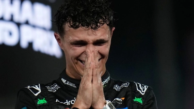 Er holte den Titel auf seine Art - und das macht Norris besonders stolz.  (Foto: Darko Bandic/AP/dpa)