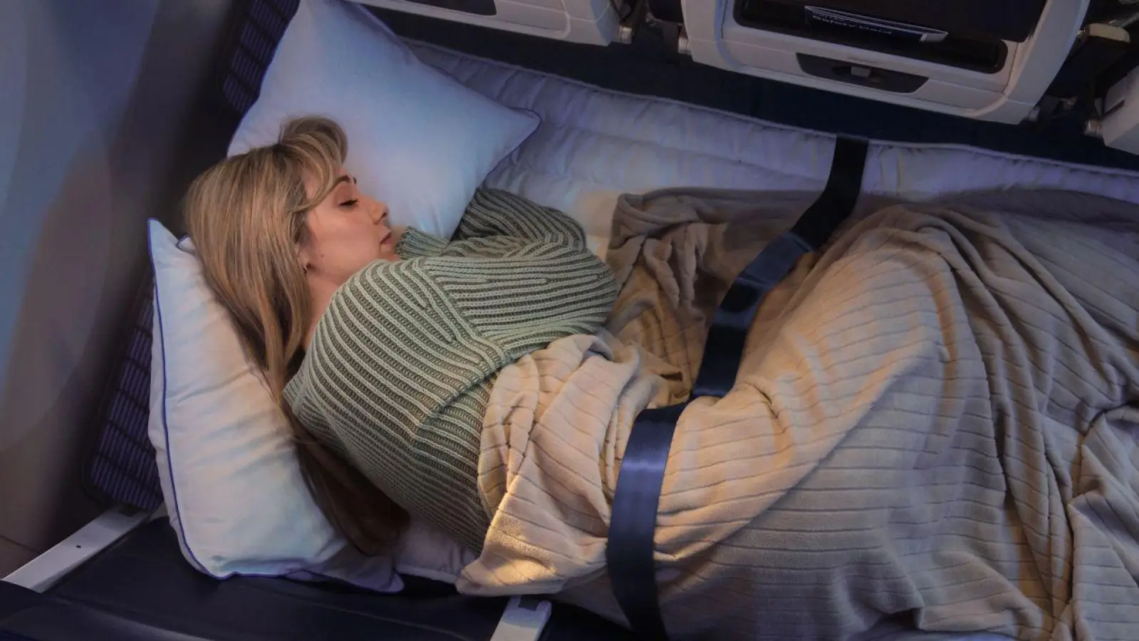 Wer im Flieger schon immer quer liegen wollte: United plant ab 2027 Relax Rows in der Economy. Andere Airlines bieten das zum Teil auch an. (Foto: United Airlines/dpa-tmn)