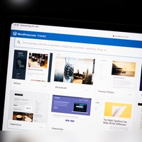 Automatische Updates als Schutzmaßnahme: Für WordPress-Nutzer empfiehlt sich die Aktivierung automatischer Updates, um stets auf dem neuesten Stand zu bleiben. (Foto: Catherine Waibel/dpa-tmn)