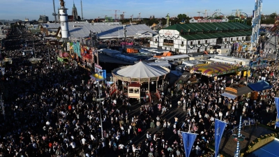 Im Gedränge auf der Wiesn haben es Taschendiebe leicht. (Symbolbild)  (Foto: Felix Hörhager/dpa)