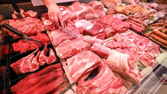 Wer Fleisch einkauft, sollte auf Frische und Qualität achten - und die Ware erst am Ende des Einkaufes einpacken. (Foto: Jan Woitas/dpa-Zentralbild/dpa-tmn)