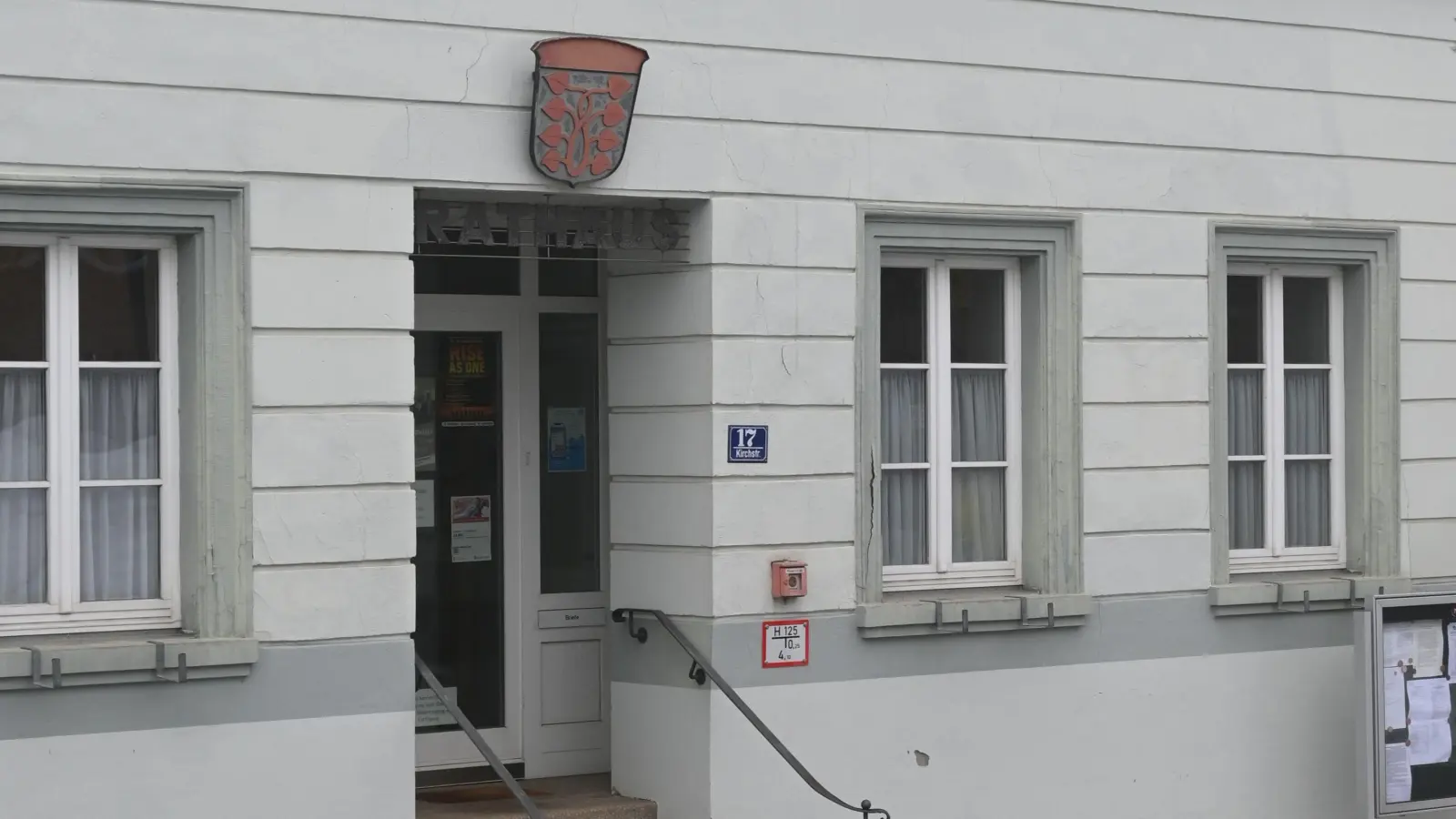 Welche Rätinnen und Räte ab Mai durch die Sugenheimer Rathaustür gehen, wird bei der Wahl am 8. März entschieden. (Foto: Judith Marschall)