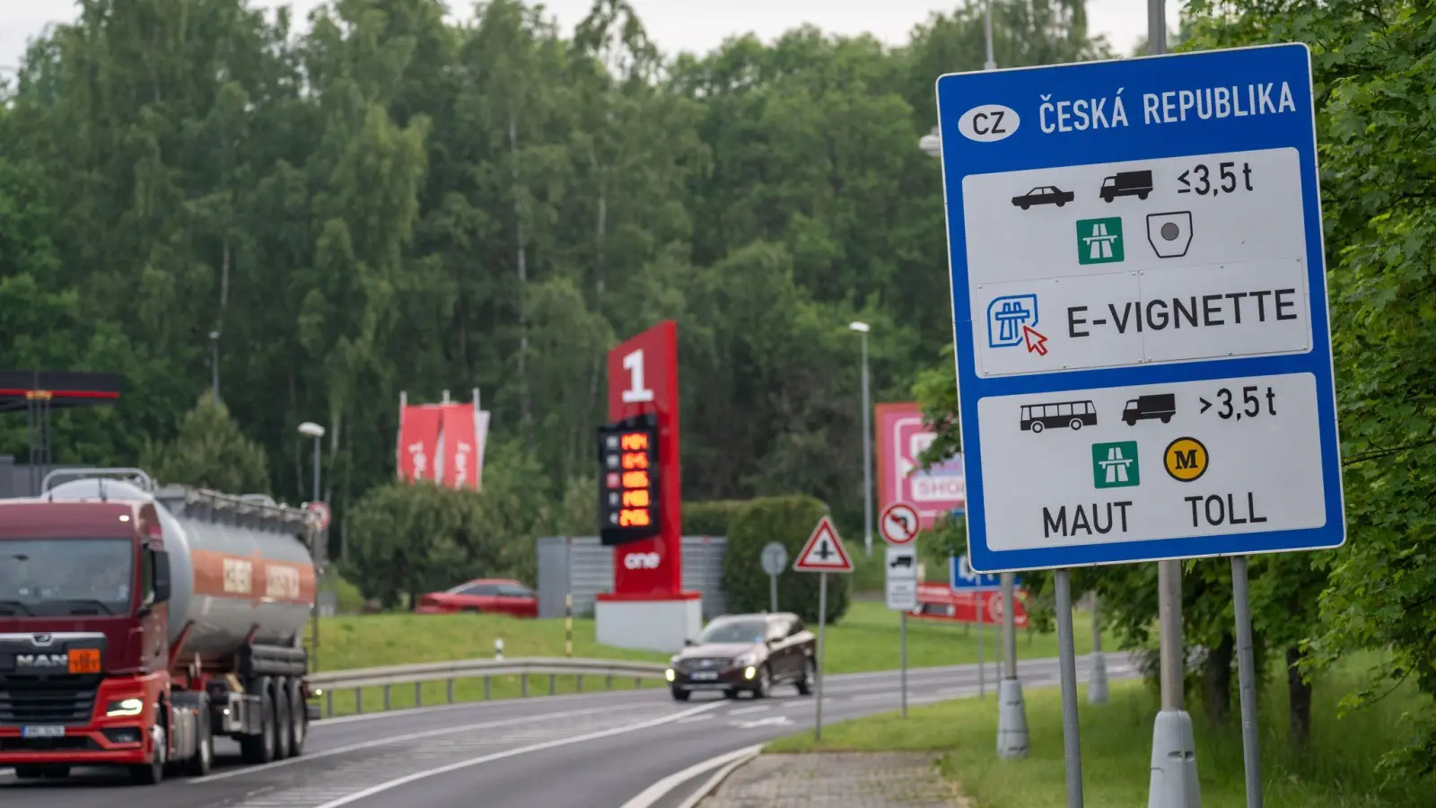 Ein Vergleich der Tankpreise lohnt sich vor allem in Grenzregionen wie hier am Übergang nach Tschechien. (Foto: Pia Bayer/dpa)