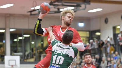 Patrick Schneider (hier gegen München-Allach) ist einer von zwei Rothenburger Rückraumspielern, die gegen Ismaning fehlen, zwei weitere werden angeschlagen spielen. (Foto: Martin Rügner)
