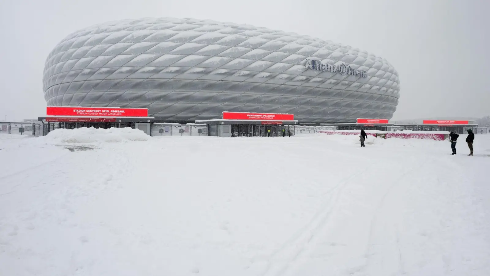 Eine Anzeigentafel mit der Aufschrift „Stadion gesperrt. Spiel abgesagt“ ist an der Allianz Arena zu sehen. (Foto: Sven Hoppe/dpa)