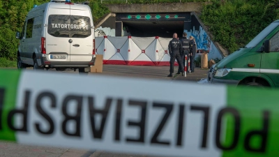 Nach einem lauten Knall hat die Polizei unter einer Fußgängerbrücke im Saarland einen Toten und vier Schwerverletzte gefunden.  (Foto: BeckerBredel/dpa)