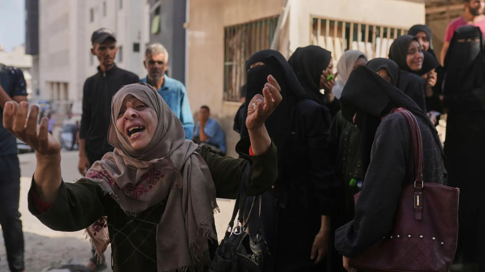 Großes Leid: Palästinensische Frauen trauern während der Beerdigung von Familienmitgliedern, die bei dem Versuch getötet wurden, Hilfsgütertransporter zu erreichen.  (Foto: Jehad Alshrafi/AP/dpa)