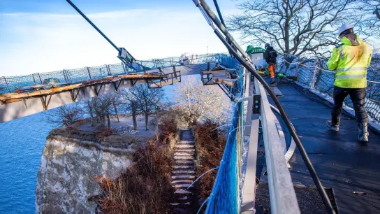 Auf der zukünftigen Besucherbrücke Königsweg wird die Absenkung des Rundwegs über dem Kreidefelsen „Königsstuhl“ vorbereitet. Ab dem Frühjahr 2023 könnte die an einem Mast über dem 118 Meter hohen Königsstuhl schwebende Konstruktion für Besucher eröffnet werden. (Foto: Jens Büttner/dpa)