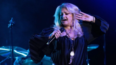 Ihre Fans hoffen, dass Bonnie Tyler bald wieder auf der Bühne steht. (Archivbild) (Foto: Sebastian Gollnow/dpa)