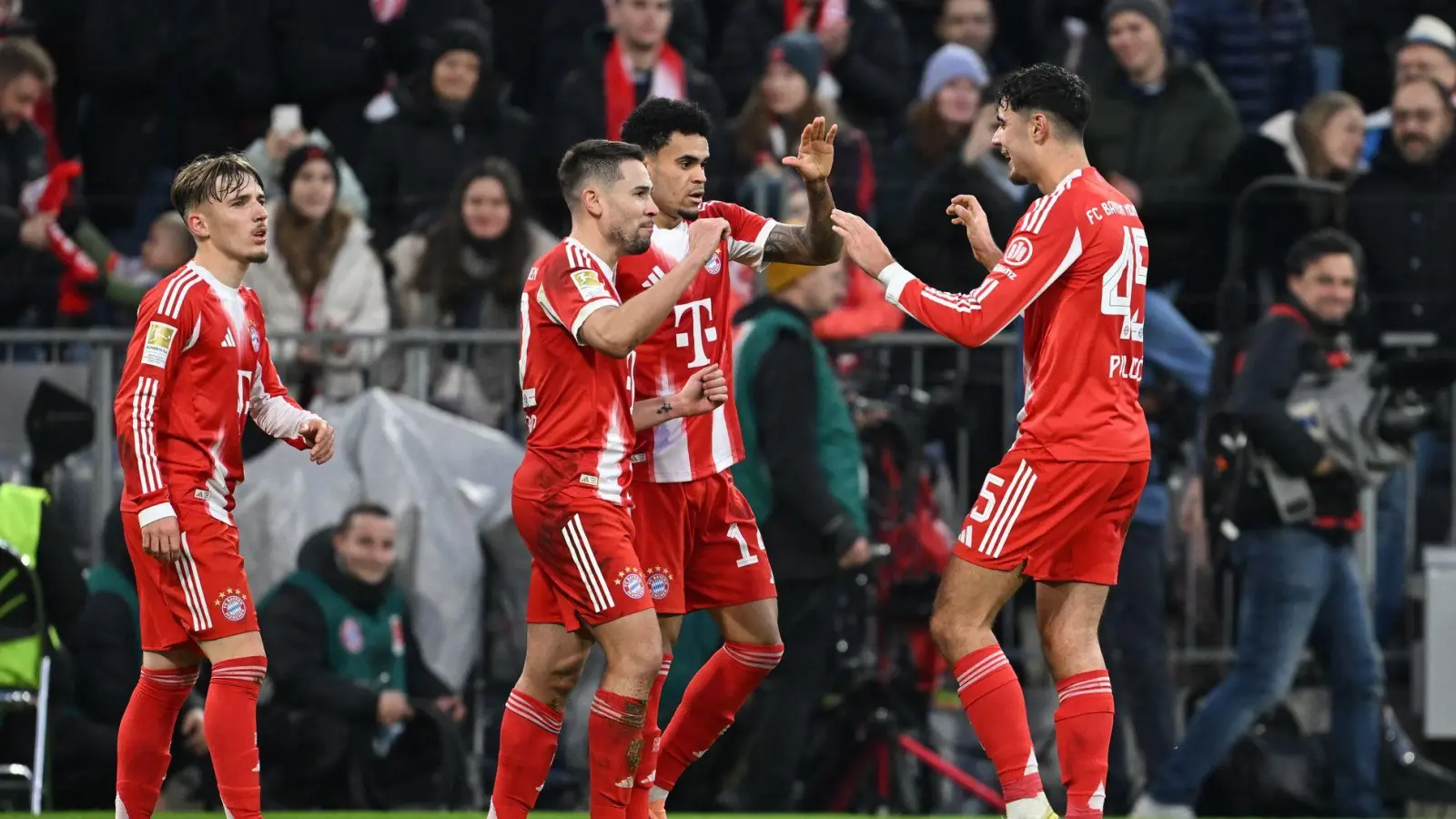 Am Ende konnten die Münchner um Luis Díaz (2.v.r.) doch jubeln. (Foto: Sven Hoppe/dpa)