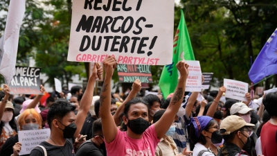 Ein Demonstrant protestiert gegen das Wahlergebnis auf den Philippinen. (Foto: Aaron Favila/AP/dpa)
