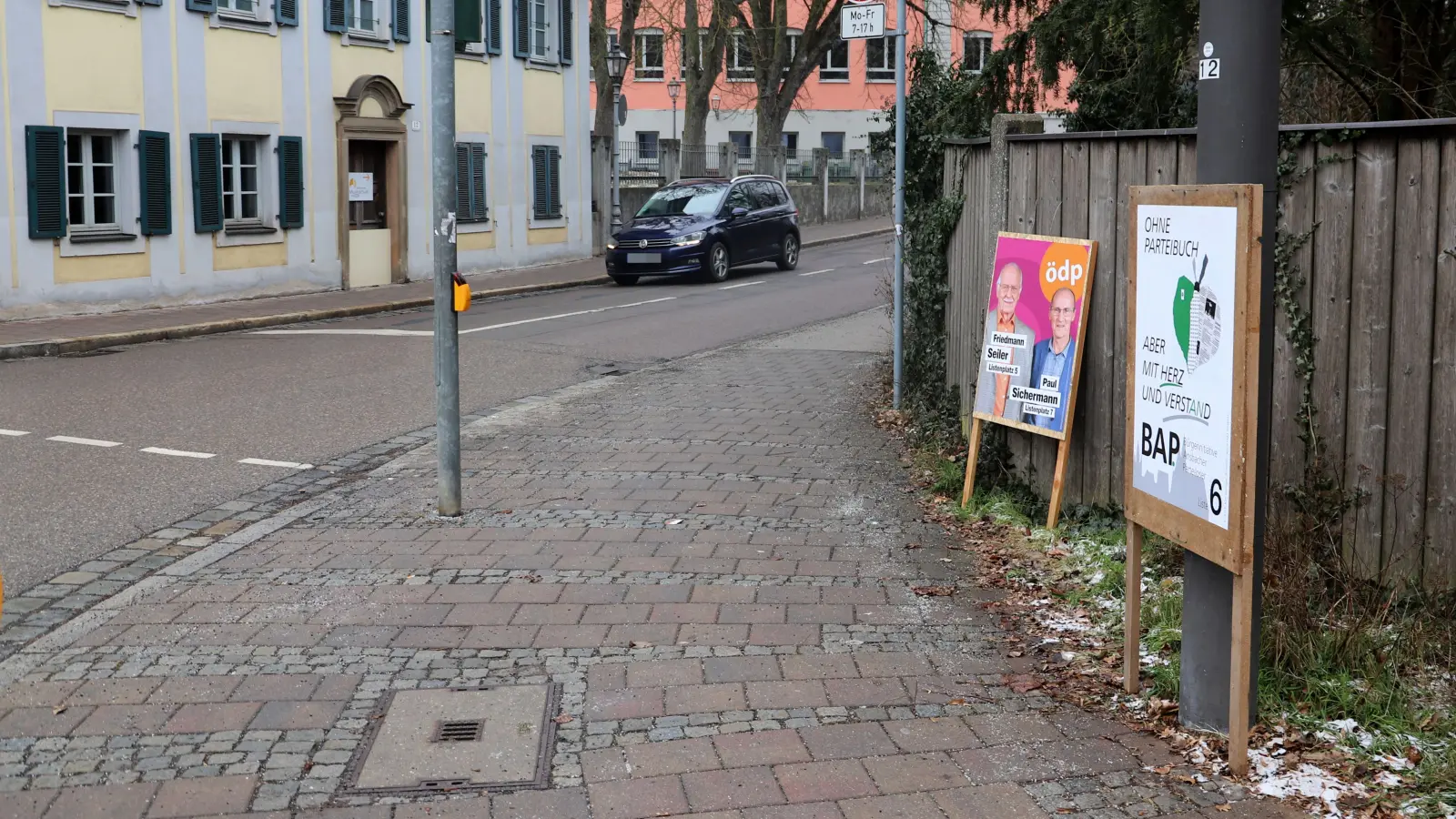 Die ersten Wahlplakate stehen in der Stadt – wie hier nahe dem Gymnasium Carolinum. (Foto: Oliver Herbst)