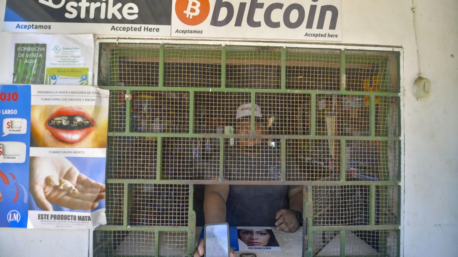 Ein Geschäft in Chiltuipan, das Bitcoin akzeptiert. El Salvador hat als erstes Land der Welt die Kryptowährung eingeführt. (Foto: Camilo Freedman/SOPA Images via ZUMA Wire/dpa)