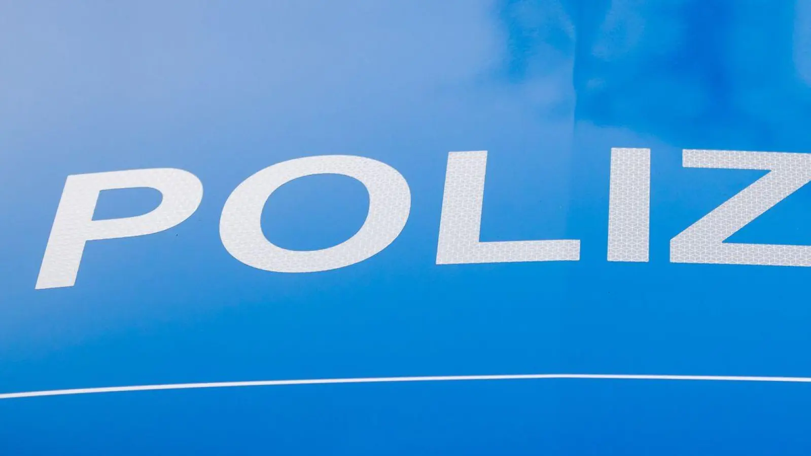 Der Polizei-Schriftzug steht auf einem Einsatzfahrzeug. (Foto: Christoph Soeder/dpa/Symbolbild)