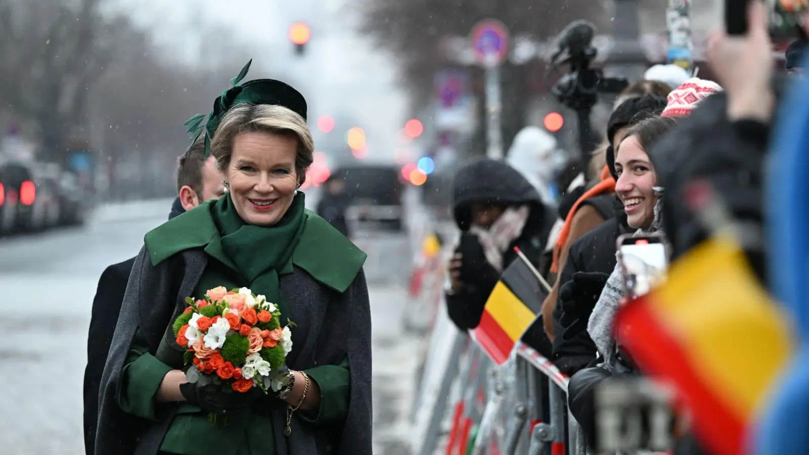 Königin Mathilde von Belgien wird von wartenden Zuschauern mit belgischen Fähnchen am Brandenburger Tor begrüßt. Das belgische Königspaar ist zu einem dreitägigen Staatsbesuch nach Deutschland gekommen. (Foto: Jens Kalaene/dpa)