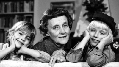 Die schwedische Kinderbuchautorin Astrid Lindgren posiert 1972 in ihrer Stockholmer Wohnung mit den beiden Hauptdarstellern ihrer Buch-Verfilmung „Michel bringt die Welt in Ordnung“, Lena Wisborg (l) und Jan Ohlsson. (Foto: DB/picture alliance/dpa)