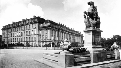 Vor dem Ansbacher Schloss stand in den 1920er Jahren der Luitpoldbrunnen, in den 1930ern wurde er dann an den Bahnhofsplatz versetzt. Wer die Residenz besichtigen wollte, musste im Juli 1923 für die Eintrittskarte 2000 Mark bezahlen. Ausländer zahlten sogar 12.000 Mark. (Repro: Alexander Biernoth)