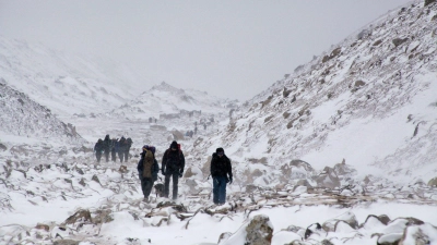 Wer im Himalaya ohne Bergführer unterwegs ist, hat ein höheres Risiko zu verunglücken. Darauf reagiert nun die Regierung in Nepal. (Foto: Tashi Sherpa/AP/dpa)