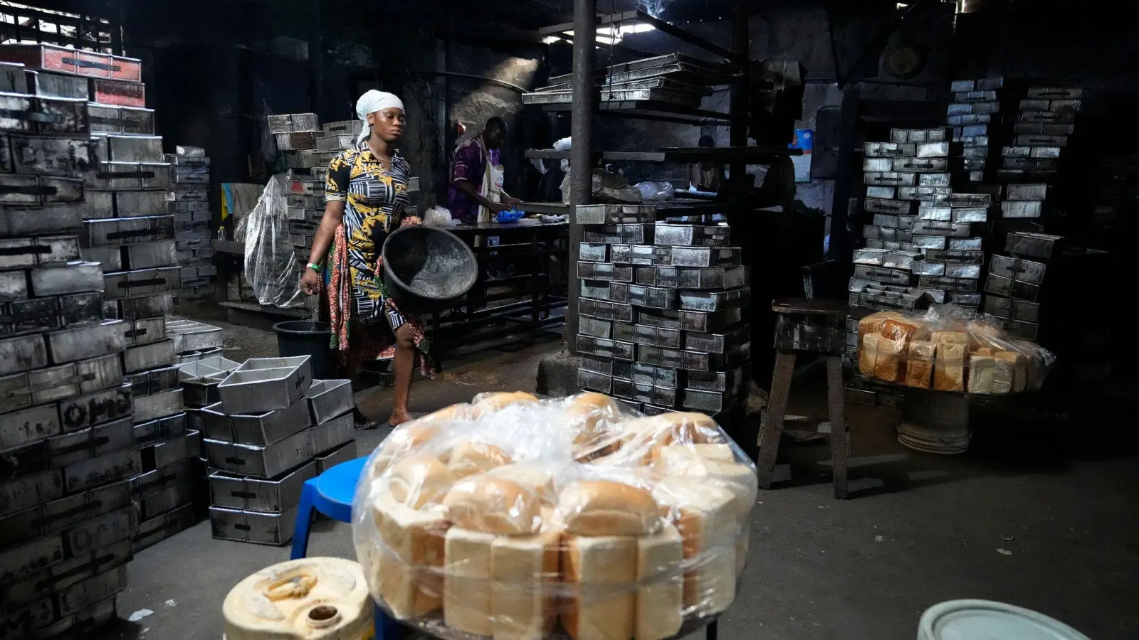 Blick in eine Bäckerei in Lagos. Menschen kommen derzeit nicht an Geld, um Lebensmittel wie Brot zu kaufen. (Foto: Sunday Alamba/AP/dpa)