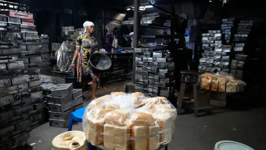 Blick in eine Bäckerei in Lagos. Menschen kommen derzeit nicht an Geld, um Lebensmittel wie Brot zu kaufen. (Foto: Sunday Alamba/AP/dpa)
