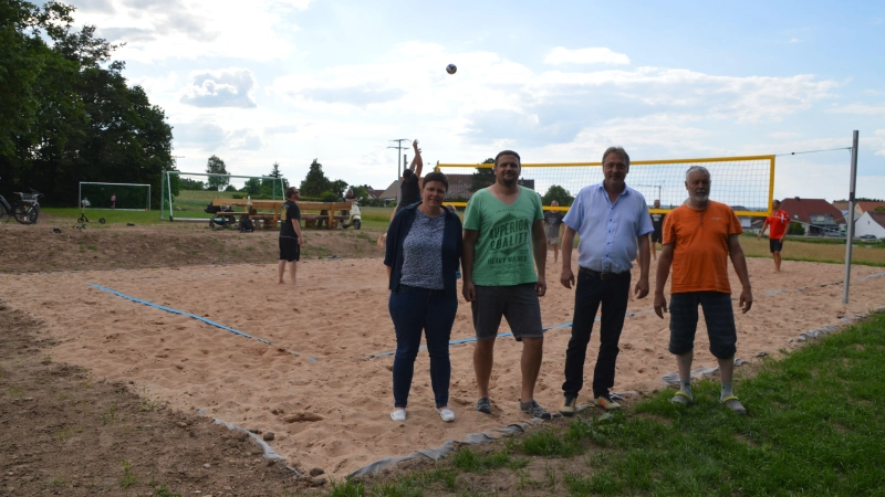 Doris Dietsch, Jan Berlet, Detlef Genz und Reiner Jakob (von links) freuen sich über das neue Freizeit-Areal mit Volleyball- und Fußballfeld am Rande von Rohensaas, das bereits sehr rege genutzt wird. (Foto: Johannes Zimmermann)