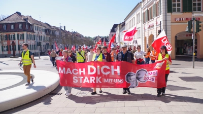 Bei strahlendem Sonnenschein bewegte sich der Demonstrationszug durch die Ansbacher Innenstadt, hier über die Promenade vor dem Herrieder Tor.. (Foto: Jannic Hofmuth)