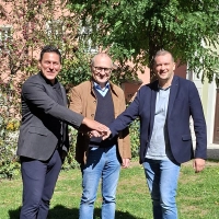 Über das gemeinsame Betreuungsangebot freuen sich (von links) die drei Bürgermeister Tobias Strauß, Dr. Ulrich Grünwald und Mathias Scheuer. (Foto: Stadt Feuchtwangen/Silke Kasperek)